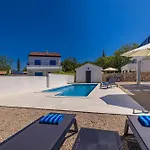 House Sara With Private Pool Casa vacanze Kras