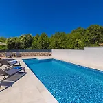 House Sara With Private Pool Casa vacanze Kras